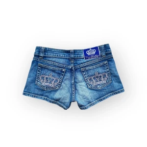 Victoria Beckham jeansshorts  - Säljer dessa lowrise jeansshorts från Victoria Beckham, storlek M (passar ett S enligt mig) Mått: midja tvärs: 37cm och total längd: 24cm. Hör gärna av dig om du har frågor om andra mått eller detaljer!💕
