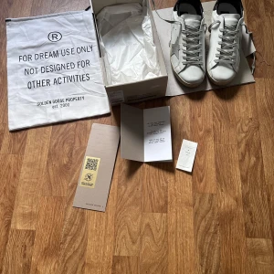 Golden Goose  - Golden Goose superstar skor som är använda några gånger; lite skrynkliga där fram då de är äkta läder, använda några veckor men är tvättade och parfymerade, nfc fungerar✅🧾
