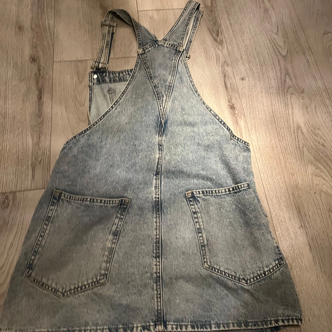 Jeansklänning med hängslen - 3