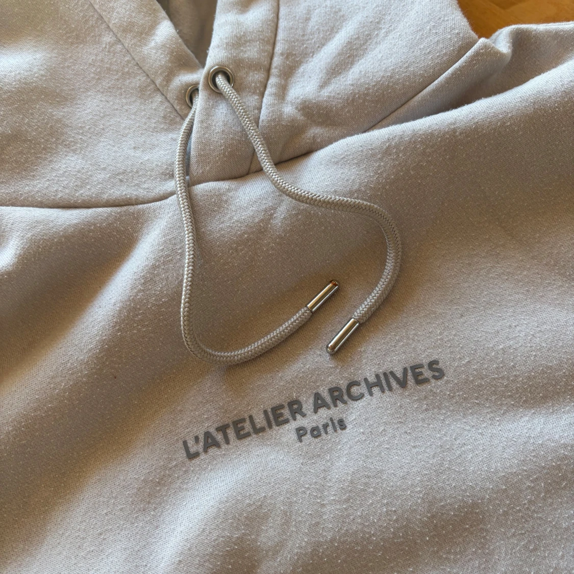 Beige hoodie från L'Atelier Archives - 1