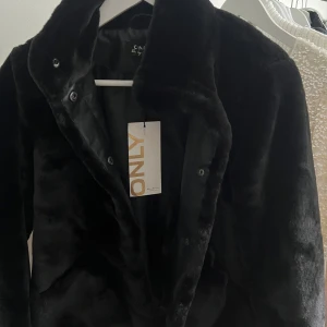 Svart pälsjacka från ONLY - Säljer en svart pälsjacka från ONLY med hög krage och knappar framtill🖤