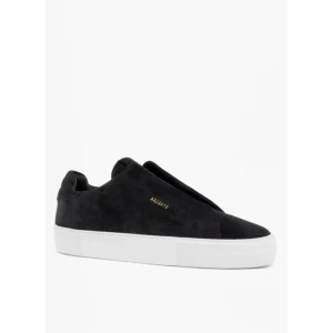 Axel Arigato skor - Säljer ett par svarta sneakers från Axel Arigato i mocka med vit platt sula. Perfekta för en clean och stilren look. Använda ca 5 gånger, köpta 1 år sen på NK. Ser ut som nya!
