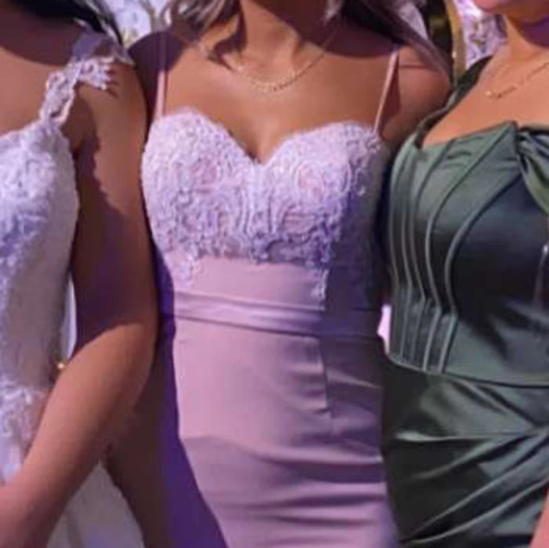 Ljusrosa spetsklänning med smala axelband - 1