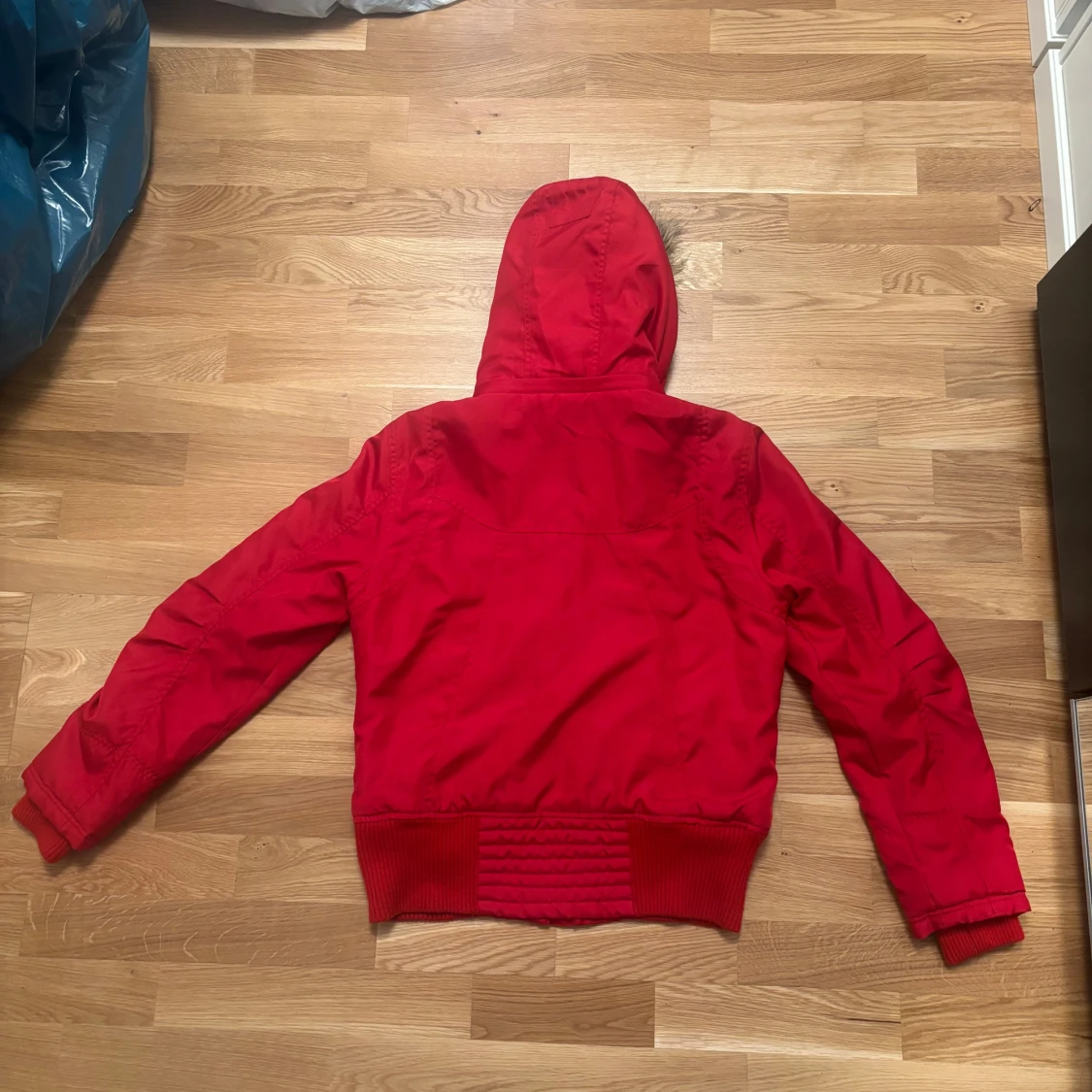 Röd pufferjacka med fuskpäls från Vero Moda - 3