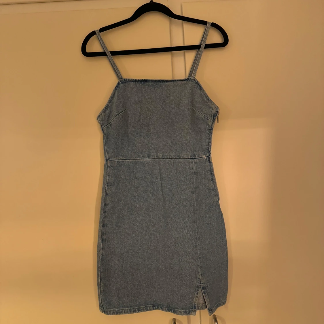 Blå jeansklänning med slits