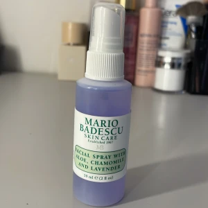 Mario Badescu Face mist (Helt oöppnad) - En face mist från Mario Badescu med aloe vera, kamomill och lavendel. Kommer i en smidig sprayflaska på 59 ml, perfekt att fräscha upp huden. Ger en återfuktande och lugnande känsla och är helt oanvänd och ny. Orginalpris är 80kr