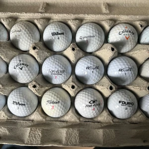 Köp golfbollar!!😛😛B-klass 7kr styck - Köp golfbollar. Hittad från mark och vatten. Bra skick.  Betalar inte för frakt