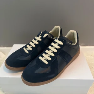 Maison Margiela - Säljer ett par feta gats från maison margiela. Original box tillkommer.Ni kan gärna höra av er om ni har några funderingar. Pris kan diskuteras vid snabb affär.