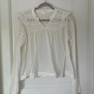 Vit blus med spetsdetaljer från Gina Tricot - Jag säljer här en suupersöt vit blus från Gina tricot Young! Den är i strl 170 (xs/s). Passar så bra till sommaren! Den är aldrig använd men tyvärr så finns inte prislappen kvar. 