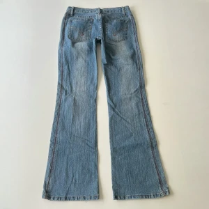 Bootcut jeans - Vintage lågmidjade bootcut jeans från Authentic Style. Midjemått: 37 cm rakt över. Innerbenslängd: 83 cm