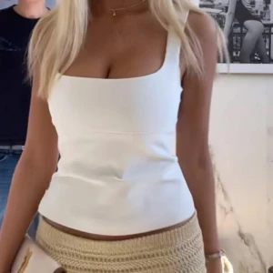 Vit linnetopp från Zara - Säljer världens finaste  linnetopp från Zara med fyrkantig urringning och breda axelband. Toppen är figurnära och passar perfekt till både jeans och kjol. Enkel och snygg design som är lätt att matcha. Så fin och passar till allt