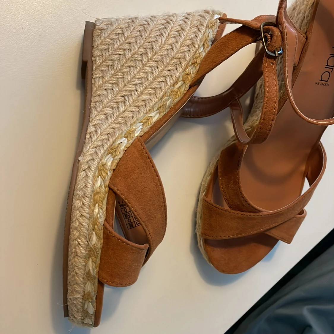 Bruna kilklackade sandaler från Esmara - 1