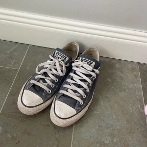 Mörkblå Converse All Star sneakers - Klassiska mörkblå Converse All Star sneakers med vita snören och vit tå. Låg modell med rund tå och platt sula💕