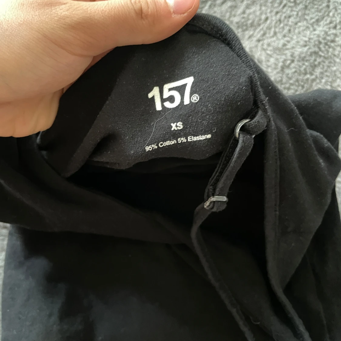 Svart linnetopp med smala axelband  - 3