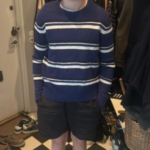 Arket crewneck - Schysst randig arket crewneck, najs för kyliga sommardagar. Är M men passar som S