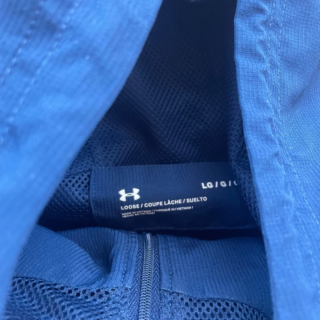 Svart träningsjacka med blå detalj från Under Armour - 2