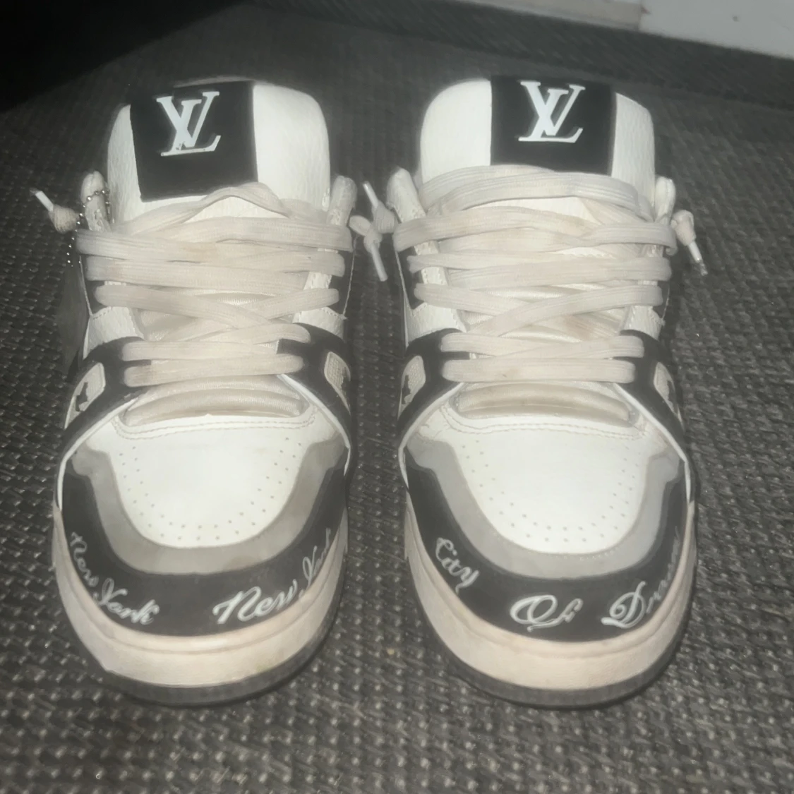 Louis Vuitton sneakers i vitt och svart - 1