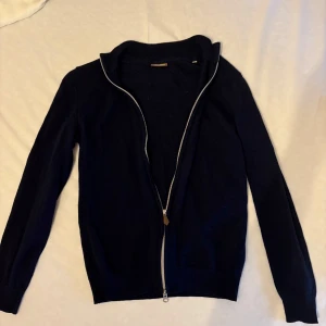 Stenströms zip tröja - En svinsnygg marinblå zip tröja från Stenströms. Inga som helst tecken på användning. Nypris ca 2300kr. Skriv om ni har frågor😊