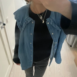 Jeansväst - Såå snygg jeansväst med volangkrage från Lindex, storlek L men tycker den är mer som en s-m, kan användas som topp också💕