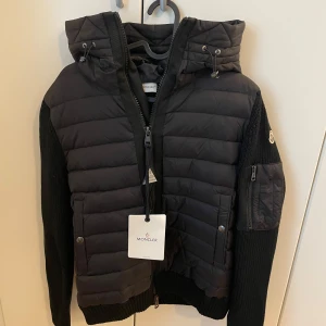 MONCLER PADDED WOOL HOODIE - Helt ny Moncler Padded Wool Hoodie i färgen svart. Oanvänt prisslap följer med. Storlek M men passar S. Först till kvarn!
