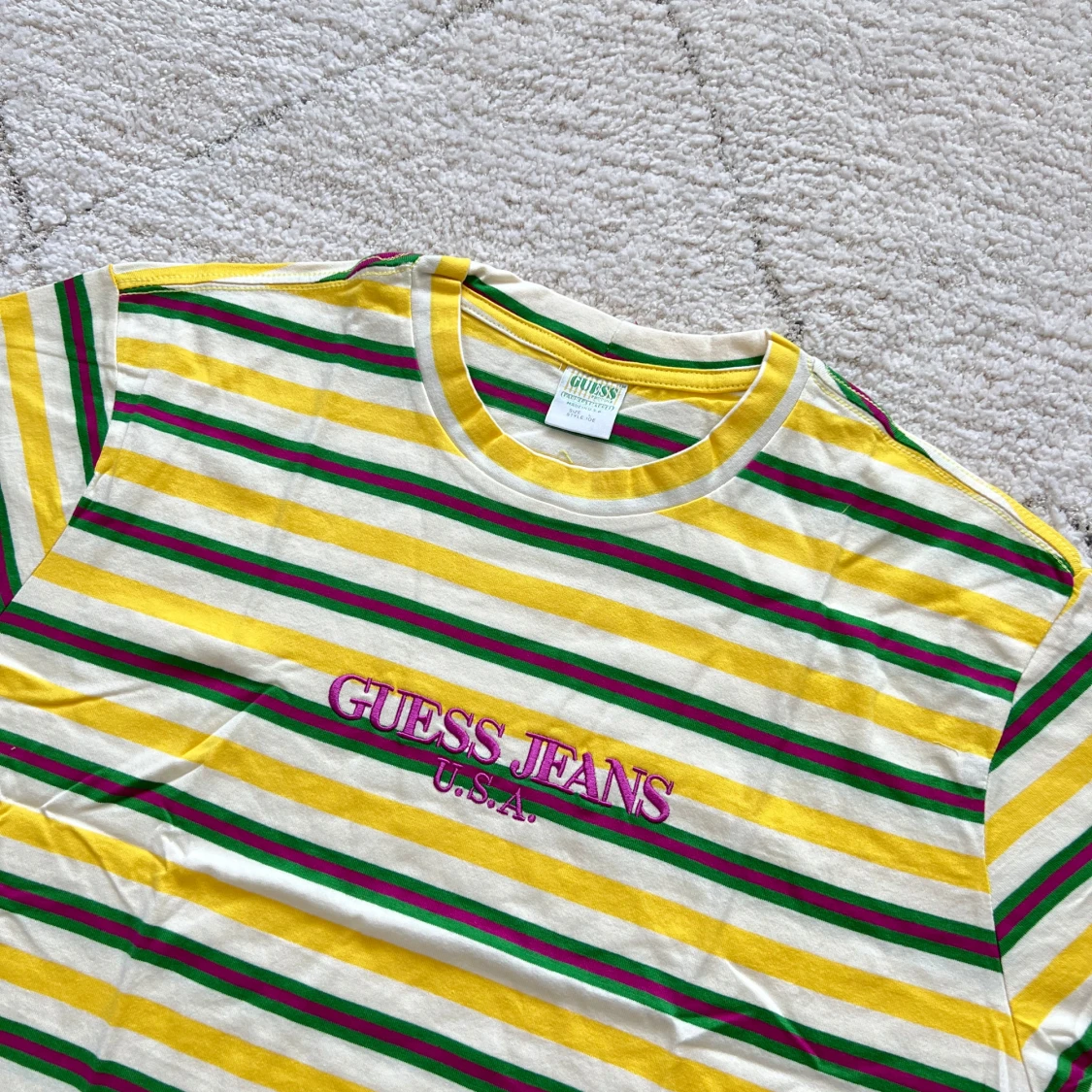 Randig t-shirt från Guess Jeans - 1