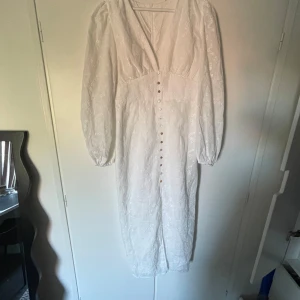 Vit kläning  - Säljer min fina kläning som är liknande adoores kläning. I storlek S/m passar mig som är 170 cm💕💕