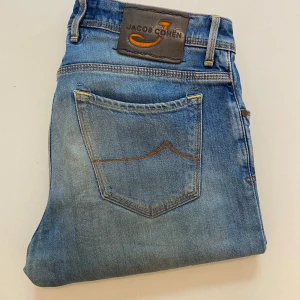 Jacob cohen jeans - Vintage Jacob cohen jeans style 688 //  Mycket bra skick //  Storlek 33 //  Mått Längd 98cm Midjebredd 43cm Innerben längd 74cm Benöppning 16cm Skriv vid minsta fråga eller fundering💯🤝
