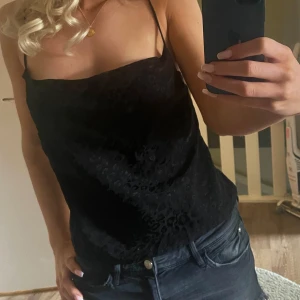 Satin topp med smala axelband  - Satin topp med leopard mönster och öppen rygg säljer då den är för stor på mej därmed att det ser konstigt ut i ryggen för jag knutit banden mer än vad som är tänkt🙏😇Går absolut att sy om🙌 storlek 40/L