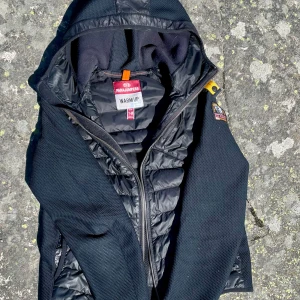 Parajumper cardigan! - Hej, jag säljeren parajumper cardigan perfekt till alla årstider👌||Storlek Y-M|| Cond 10/10 förutom ett litet hål som ej är synligt🧼inga defekter eller liknande|| nypris 4500kr💸|| mitt pris 1850💸|| Hör av dig vid minsta lilla fundering🤙❗️KAN GÅ NER I PRIS VID SNABB AFFÄR❗️