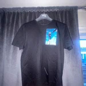 Svart t-shirt från limitato - Hej, säljer nu min limitato t shirt eftersom den ej passar mig längre! Condition är: 8/10Hör av dig om du har några frågor!