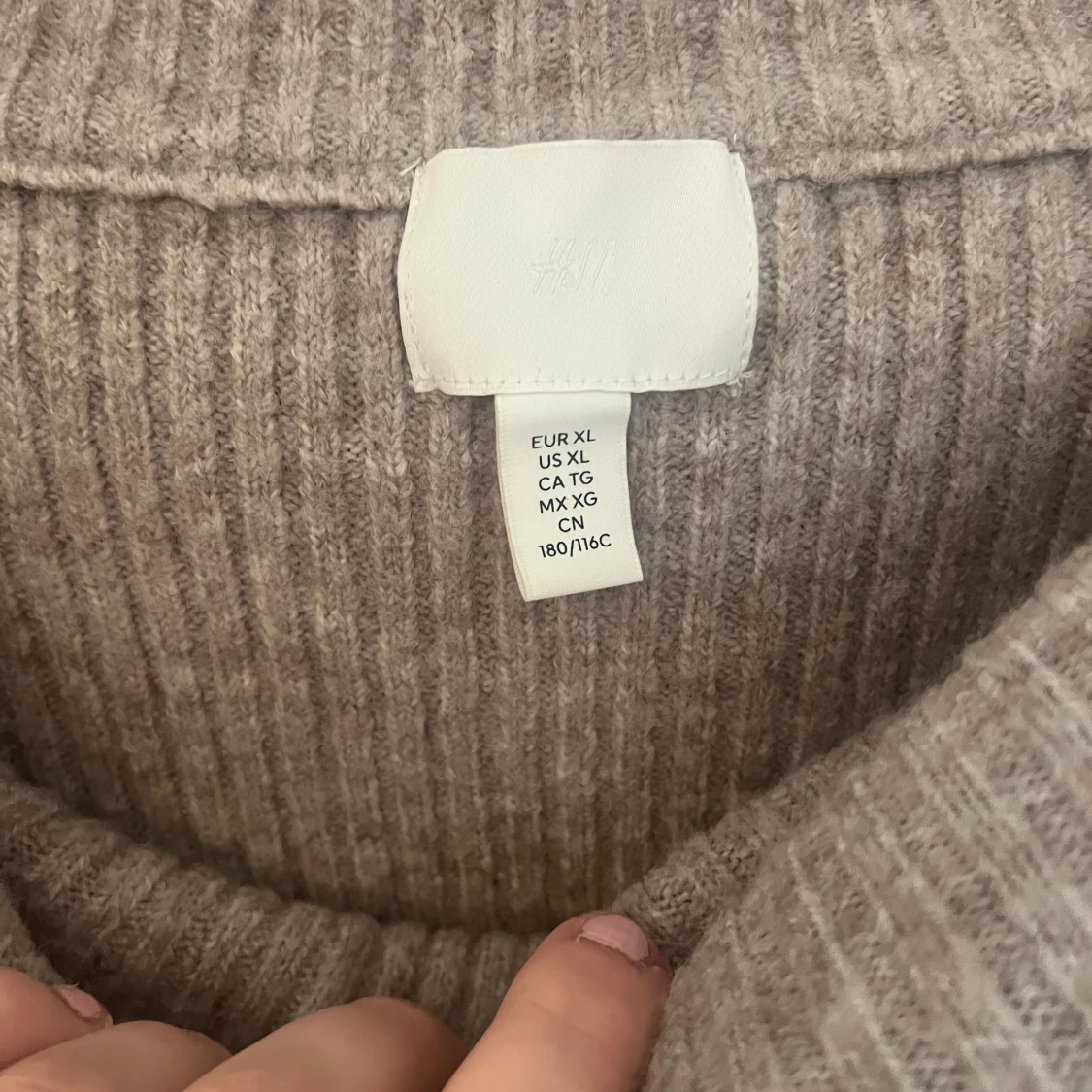 Beige ribbad offshouldertröja från H&M - 1
