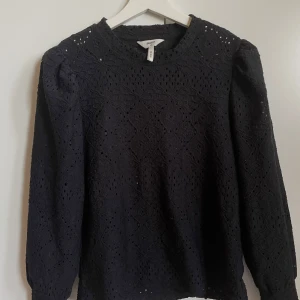 Svart blus - Säljer denna blus ifrån Vila i storlek xs💞Använd ett fåtal ggr. Köparen står för frakt!
