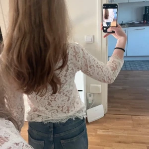 Vit spetsblus - säljer en fin vit spetsblus i storlek xd från lindex💕 jätte skön material!
