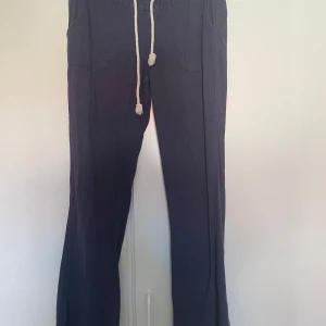 Mörkblå linnebyxor från Roxy  - Snygga mörkblå linnebyxor från Roxy. Väl använd som tyvärr har blivit korta vid anklarna