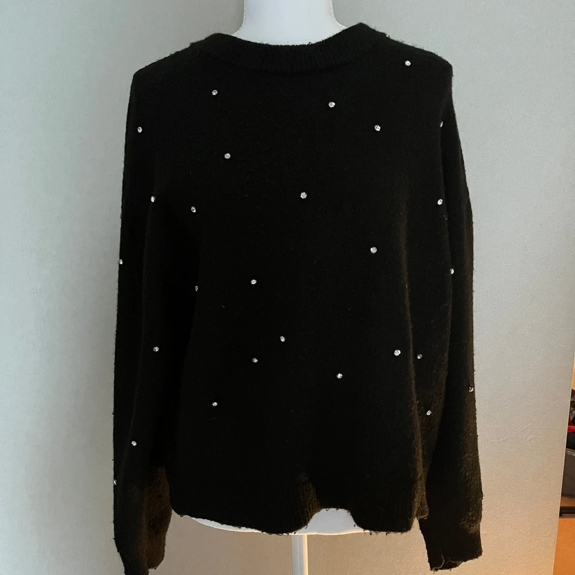 Svart stickad tröja med pärlor
