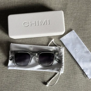 CHIMI 04 GREY - Säljer dessa riktigt schyssta Chimi 04. Glajorna är använda försiktigt endast ett fåtal gånger. Vid minsta lilla intresse är det bara att skriva eller skicka ett bud✌️