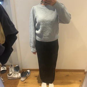 Ljusblå stickad tröja - Mysig ljusblå stickad tröja med rund halsringning och långa ärmar. Tröjan har en något loose passform och ribbade muddar vid ärmslut och nederkant. Perfekt för kyligare dagar. Storlek M men passar mer för dem med storlek Xs-S 