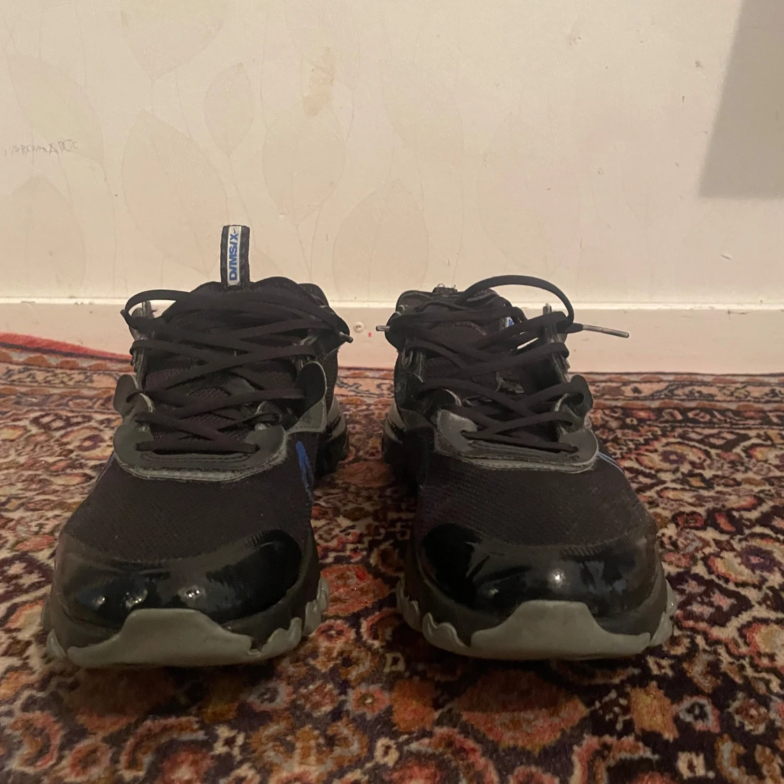 Svarta Nike React sneakers med blå swoosh - 2