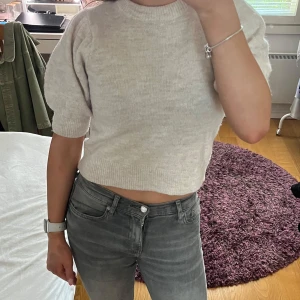Beige croppad stickad tröja - Säljer en beige croppad stickad tröja med korta puffärmar