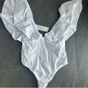 Vit body med volang - Vit body från Zara storlek xs helt ny