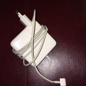 Vit MagSafe-laddare till MacBook - Säljer en vit MagSafe-laddare till MacBook. Laddaren har en fyrkantig form och en lång vit kabel med magnetkontakt. Perfekt för dig som behöver en extra laddare till din MacBook.               Laddaren är i mycket bra skick, hör gärna av dig om du har några frågor :)