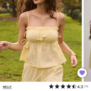 Gul linnetopp med smala axelband från Nelly - Säljer denna ständigt slutsålda topp från Nelly i storlek 38 då jag redan har den i en annan storlek. Helt ny och t.om oöppnad. Pris går att diskutera🥰 Säljer även matchande linnebyxor!