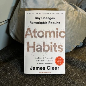 Atomic Habits - Atomic Habits av James Clear är en populär bok om hur små förändringar kan leda till stora resultat. Boken är på engelska, har mjuka pärmar och är perfekt för dig som vill bygga goda vanor och bryta dåliga. Omslaget är vitt med guldiga bokstäver.