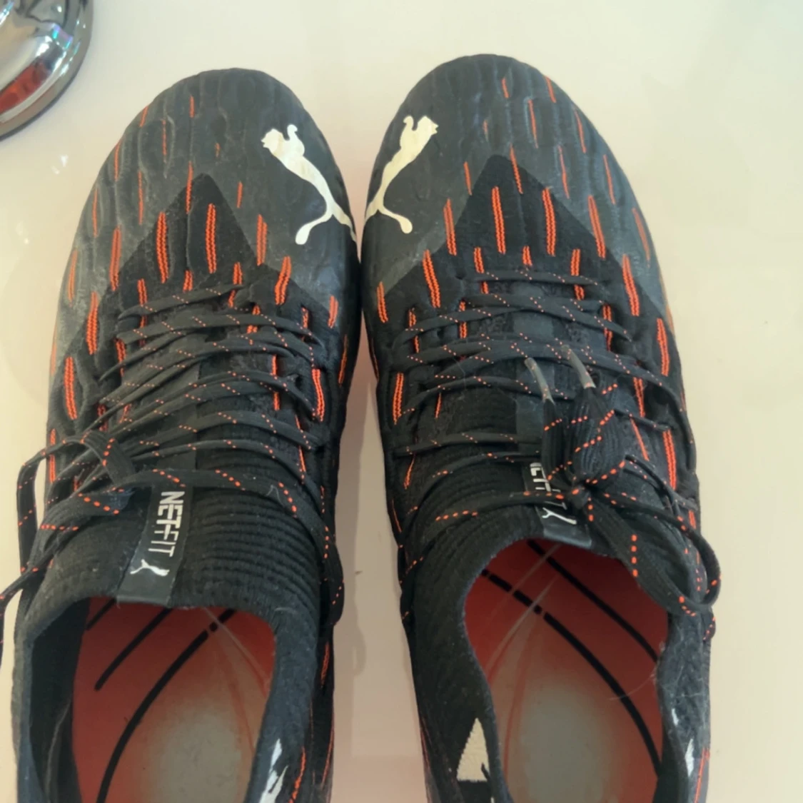 Svarta och orangea Puma fotbollsskor - 1