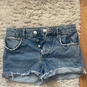 Ljus blåa shorts  - Ljusblåa shorts från Gina tricot i storlek 34. Jätte fint skick. Shortsen finns inte på hemsidan pga köpt för flera år sedan💗