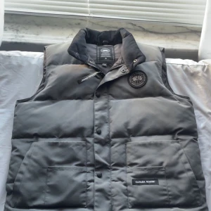 Canada goose väst grå  - Canada goose väst grå/ black label storlek M passar för alla årstider, använd få gånger 
