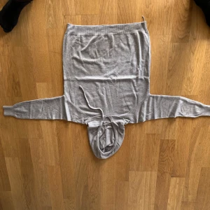 Ljusgrå hoodie - Säljer en enkel ljusgrå hoodie med långa ärmar och huva. Tröjan är i mjukt material och har en klassisk passform. Perfekt för en avslappnad stil.