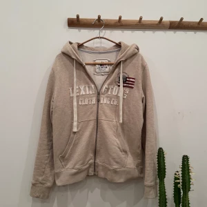 Beige zip hoodie från Lexington - Köp båda färjorna på tröjan för 399! Säljer nu denna schyssta beige hoodien från Lexington.  Storlek M men sitter som S.  Perfekt till sommaren! Tveka inte att skriva vid minsta fundering.