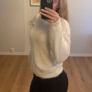 Vit stickad tröja - Mysig vit stickad tröja. Lite svalare material, perfekt till sommarkvällar, säljer för att den inte kommer till användning. Inga defekter förutom att lappen är borta💗