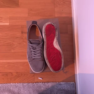 Gråa loubs - Köpte dessa för ett halvår sedan för nypris på deras hemsida. De är i väldigt bra skick förutom smuts. De är sköna innuti och ser väldigt bra ut. Perfket för att visa upp på stan eller i skolan. Går säkert jättebra bra att tvätta har bara inte rätt kunskap och material för det. Pris kan diskuteras 